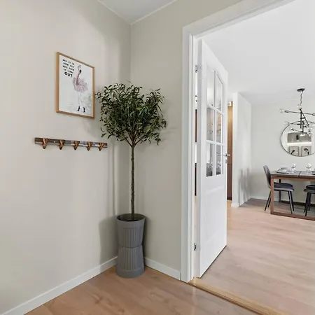 Bright And Cozy 3-bedroom In Gamle Lägenhet